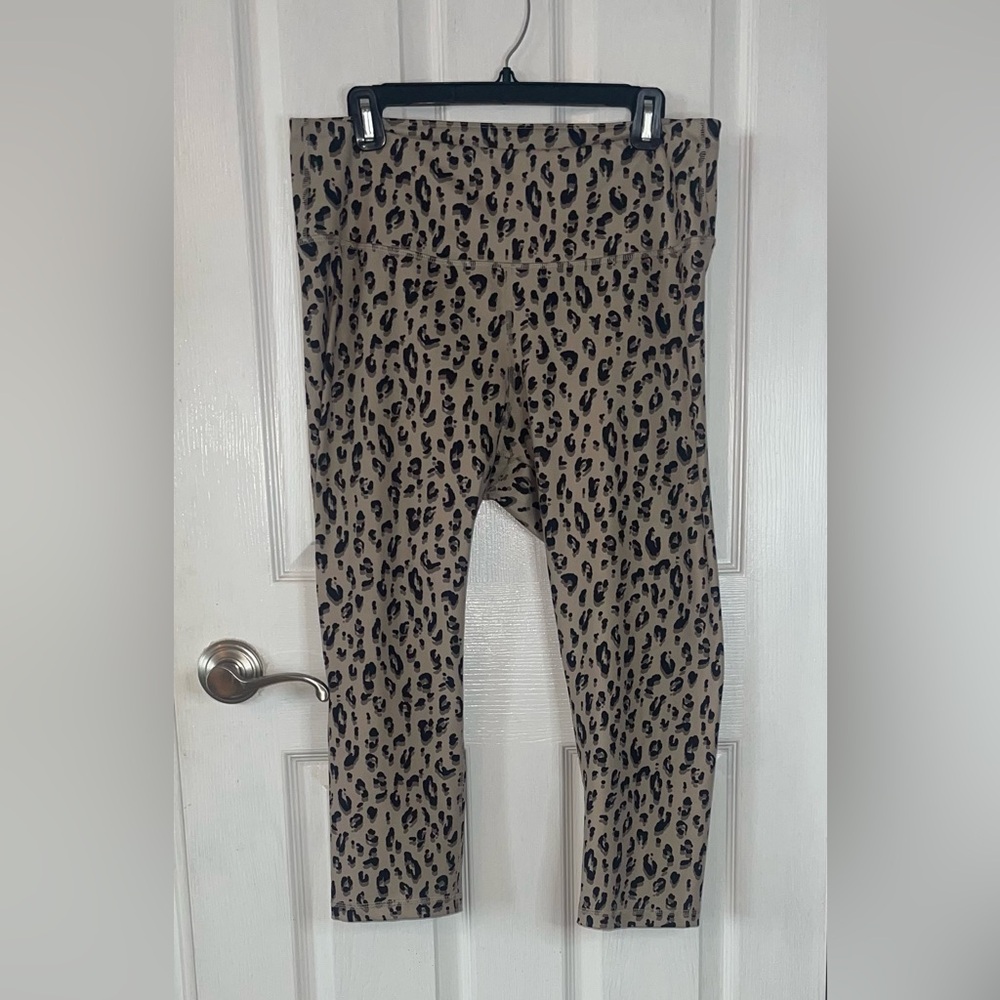 Old Navy Active Leopard Print Leggings - Picture 5 of 10